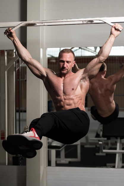 Hombre Realizando Pierna Colgada Eleva Ejercicio Abs