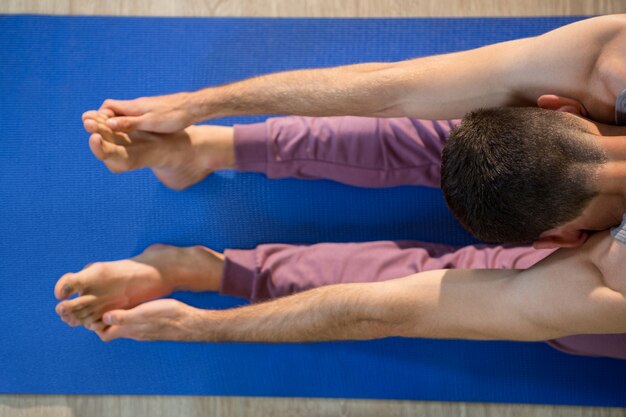 Hombre realizando yoga