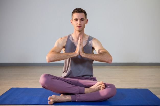 Hombre realizando yoga