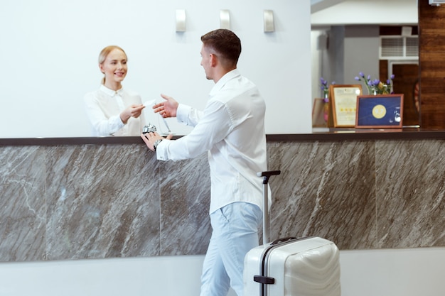 Hombre en la recepción del hotel.