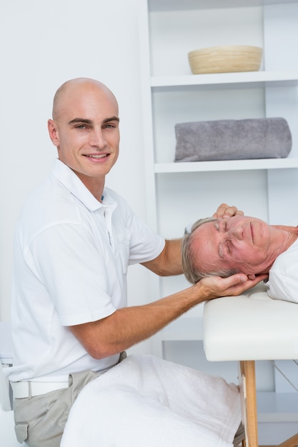 Hombre recibiendo masaje de cabeza