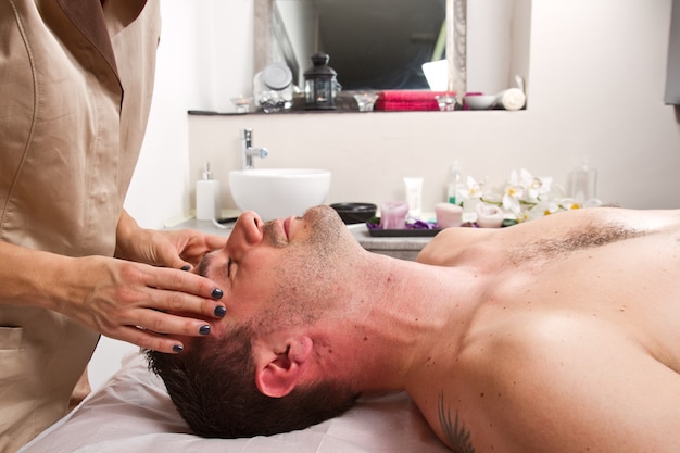 Hombre recibiendo masaje en el centro de belleza