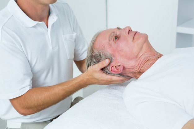 Hombre recibiendo masaje en el cuello