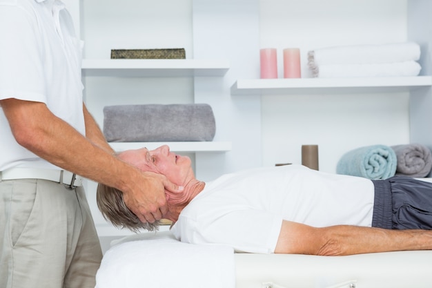 Hombre recibiendo masaje en el cuello