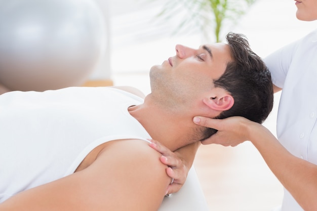 Foto hombre recibiendo masaje en el cuello