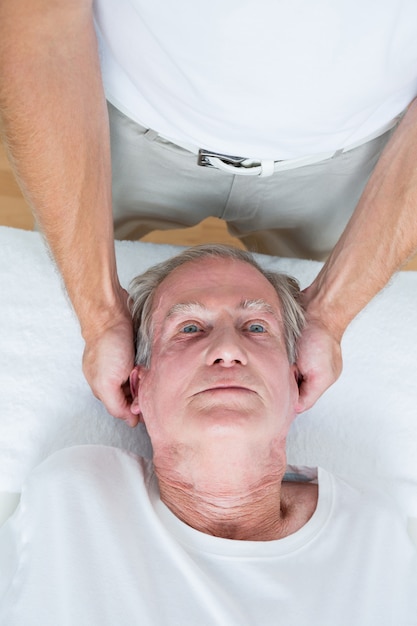 Hombre recibiendo masaje en el cuello