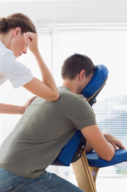 Foto hombre recibiendo masajes del terapeuta