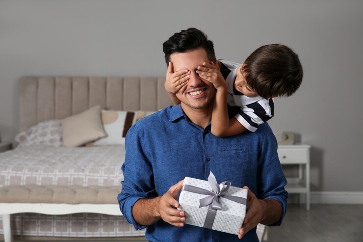 Foto hombre recibiendo un regalo para el día del padre de su hijo en casa