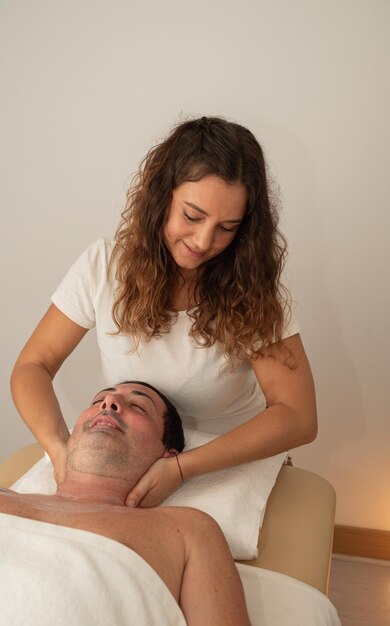 Foto hombre recibiendo una sesión de masaje relajante