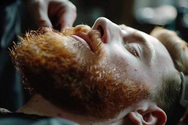 Hombre reclinado en una silla mientras recibe un corte de barba