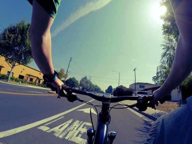 Foto hombre recortado montando en bicicleta