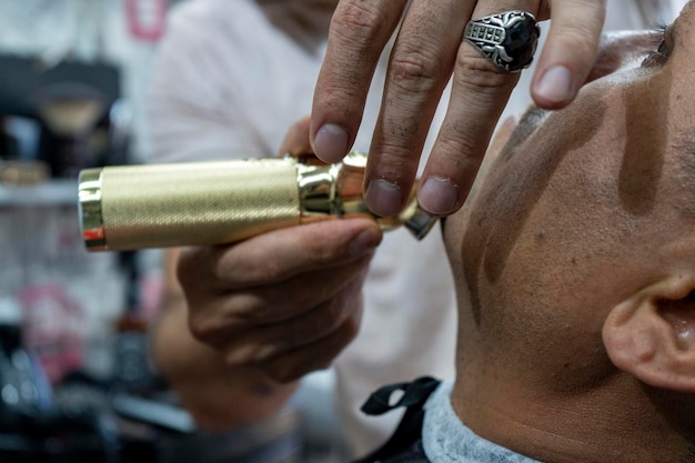 Un hombre recortando la barba en un salón