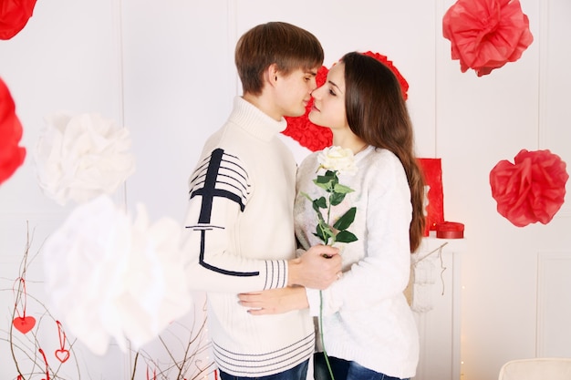 Hombre regala una rosa a una mujer el día de San Valentín