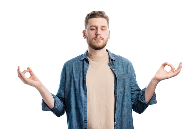 Hombre relajado meditando en estudio