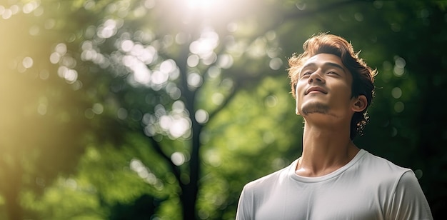 Hombre relajado respirando aire fresco Concepto de salud y bienestar