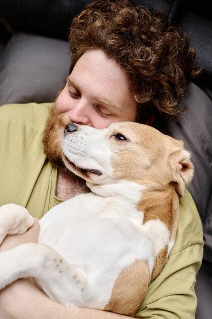 Hombre relajándose con su mascota