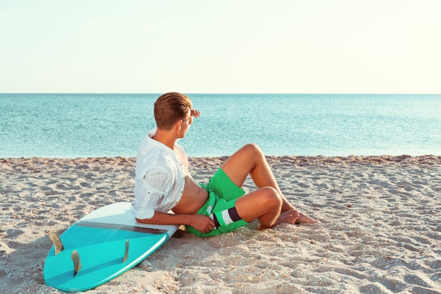 Hombre relajante después de surfear