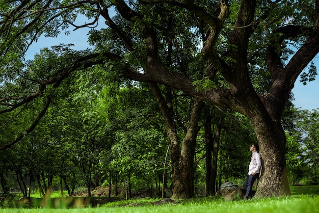 hombre relajante en el parque natural.