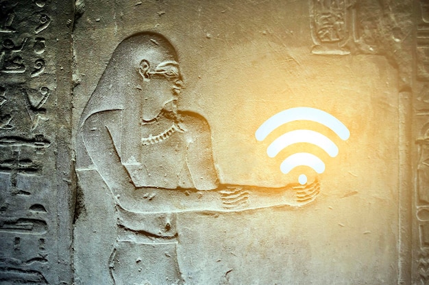 Hombre en relieve del Antiguo Egipto con símbolo de Wi-Fi (collage)