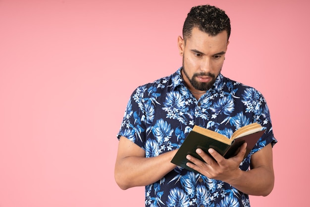 Hombre religioso leyendo la biblia