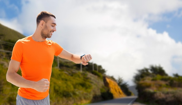 Foto hombre con reloj inteligente o rastreador de fitness