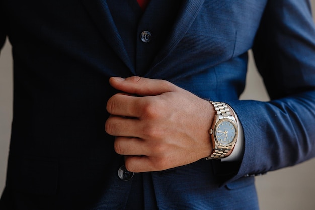 un hombre con un reloj que dice "la hora es 3 00"