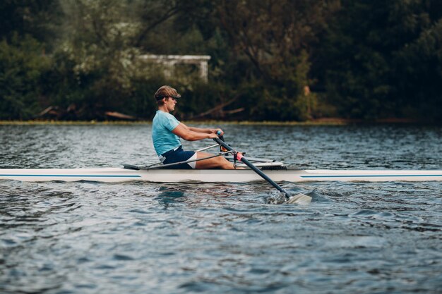 Foto hombre remando en un barco en un lago