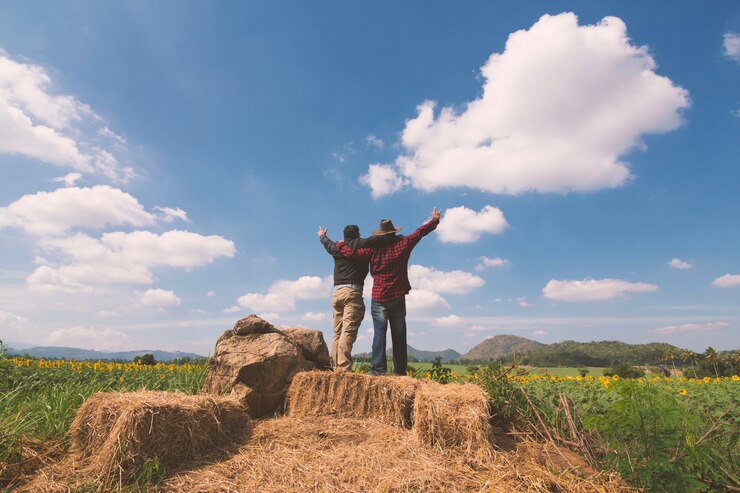 Hombre de remolque Celebración Éxito Felicidad en una tarde de piedra Cielo Puesta de sol