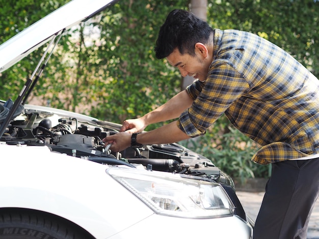 Hombre reparando un coche