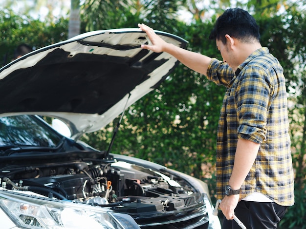 Hombre reparando un coche