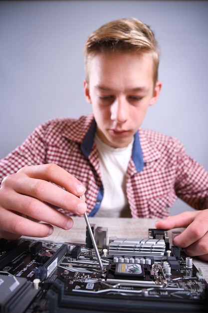 Hombre reparando computadora rota