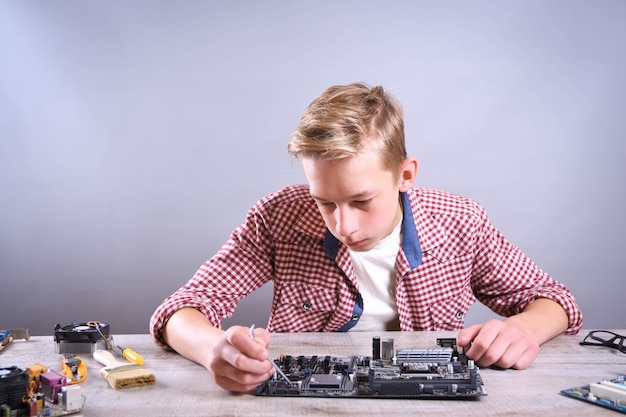 Hombre reparando computadora rota