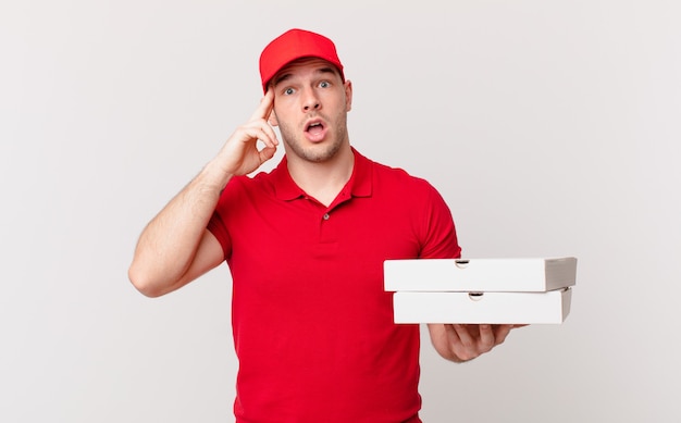 Hombre repartidor de pizza que parece sorprendido, con la boca abierta, conmocionado, dándose cuenta de un nuevo pensamiento, idea o concepto