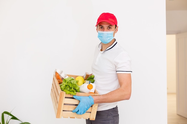 Hombre repartiendo comida en casa. Nuevo normal