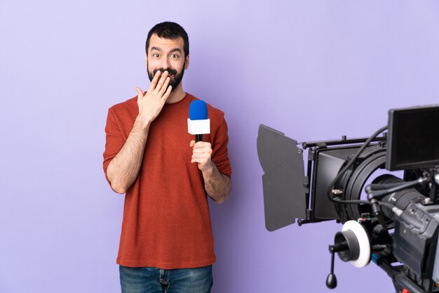 Hombre reportero posando sosteniendo un micrófono y reportando noticias