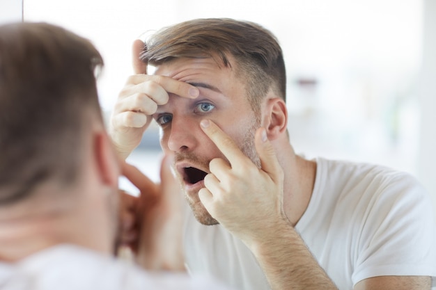 Hombre revisando lentes de contacto