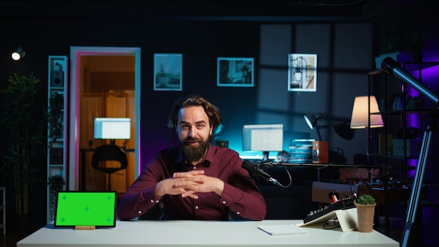 Hombre revisando la pantalla verde del dispositivo digital de grabación con equipo especializado