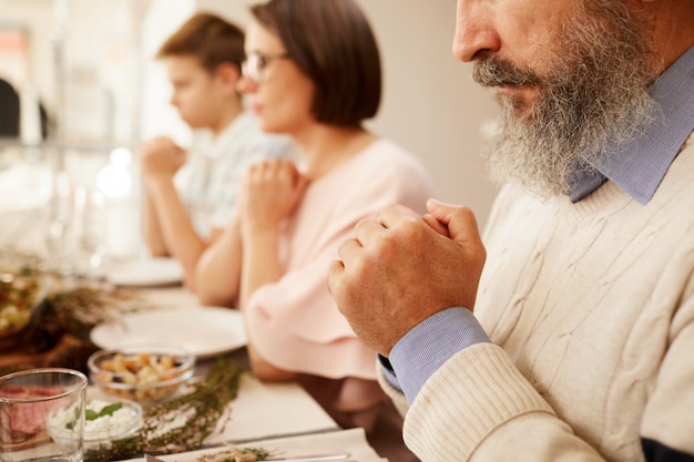 Foto hombre rezando antes de cenar