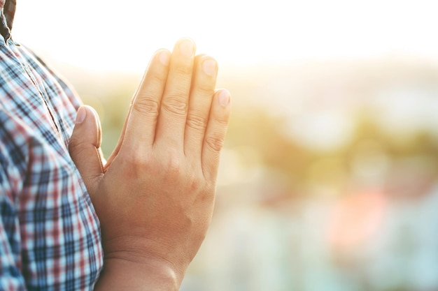 Foto hombre rezando con la esperanza de algo mejor pidiéndole a dios por el éxito de la buena suerte el poder de la religión creencia adorar tomarse de la mano en oración habiendo reunido el concepto fe espiritualidad o saludar hola