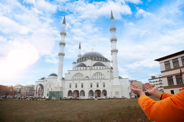hombre rezando en la mezquita de la ciudad, hombre rezando con las manos