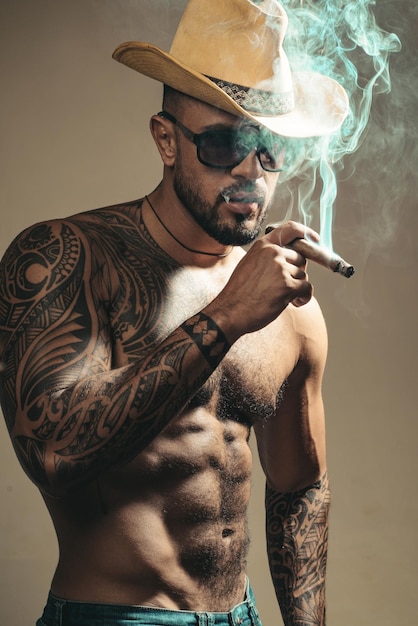 Hombre rico con cigarros Hombre con gafas mirando a la cámara y fumando cigarros cubanos Tienda de cigarros Elite conc
