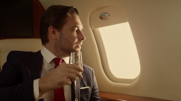 Foto hombre rico viajando en avión bebiendo campaña primer plano hombre guapo en cita romántica