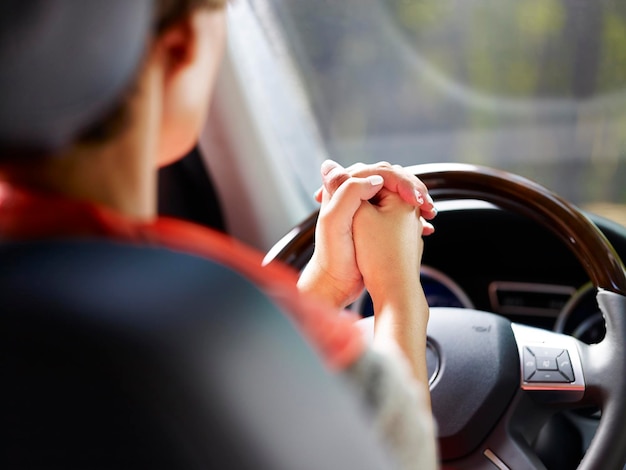 Foto hombre rociando con la mano desinfectante alcohólico en el volante de su coche contra el coronavirus nuevo o la enfermedad del virus corona covid-19 higiene antiséptica y atención médica spray para limpiar y desinfectar