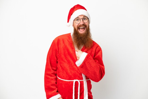 Hombre rojizo disfrazado de Papá Noel aislado en blanco con expresión facial sorpresa