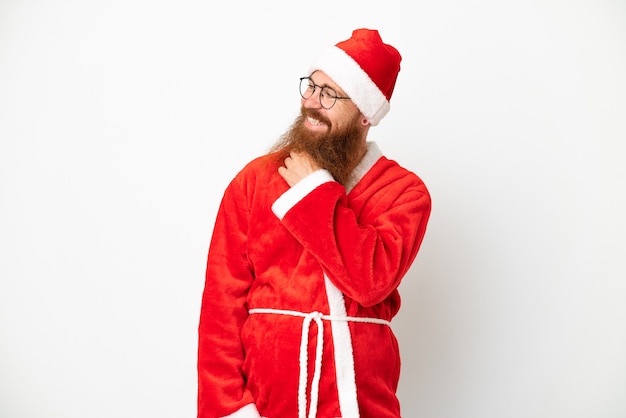 Hombre rojizo disfrazado de Papá Noel aislado en blanco mirando hacia un lado y sonriendo