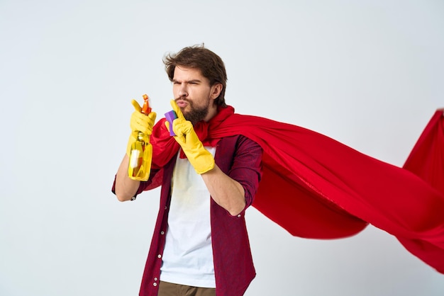 Foto hombre en rojo impermeable guantes de goma limpieza tarea profesional