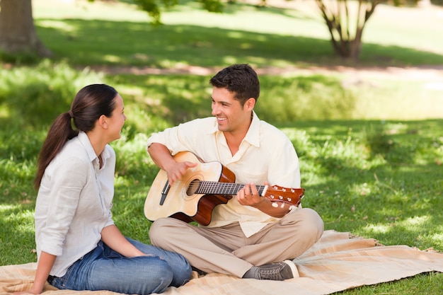 Hombre romántico tocando la guitarra para su esposa