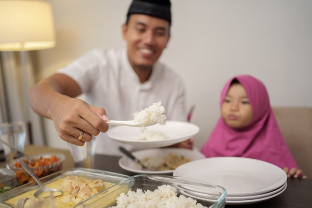 Foto hombre rompiendo la cena rápida con su hija y familia