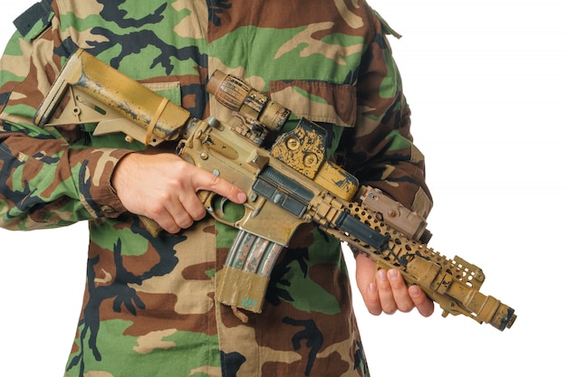 Hombre con ropa de airsoft y rifle de aire