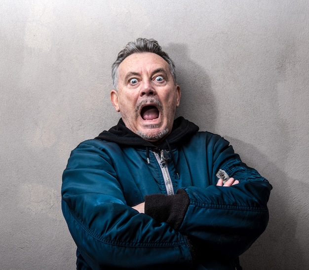 Foto hombre en ropa casual con una mirada aterrorizada